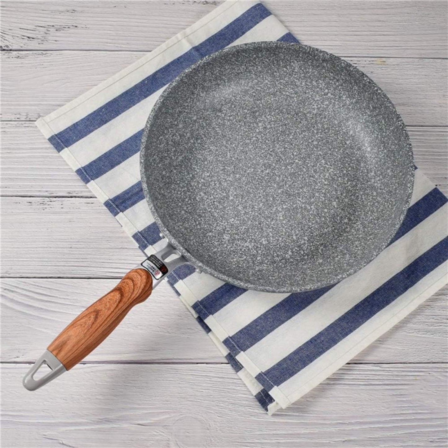 poele ceramique manche bois ergonomie