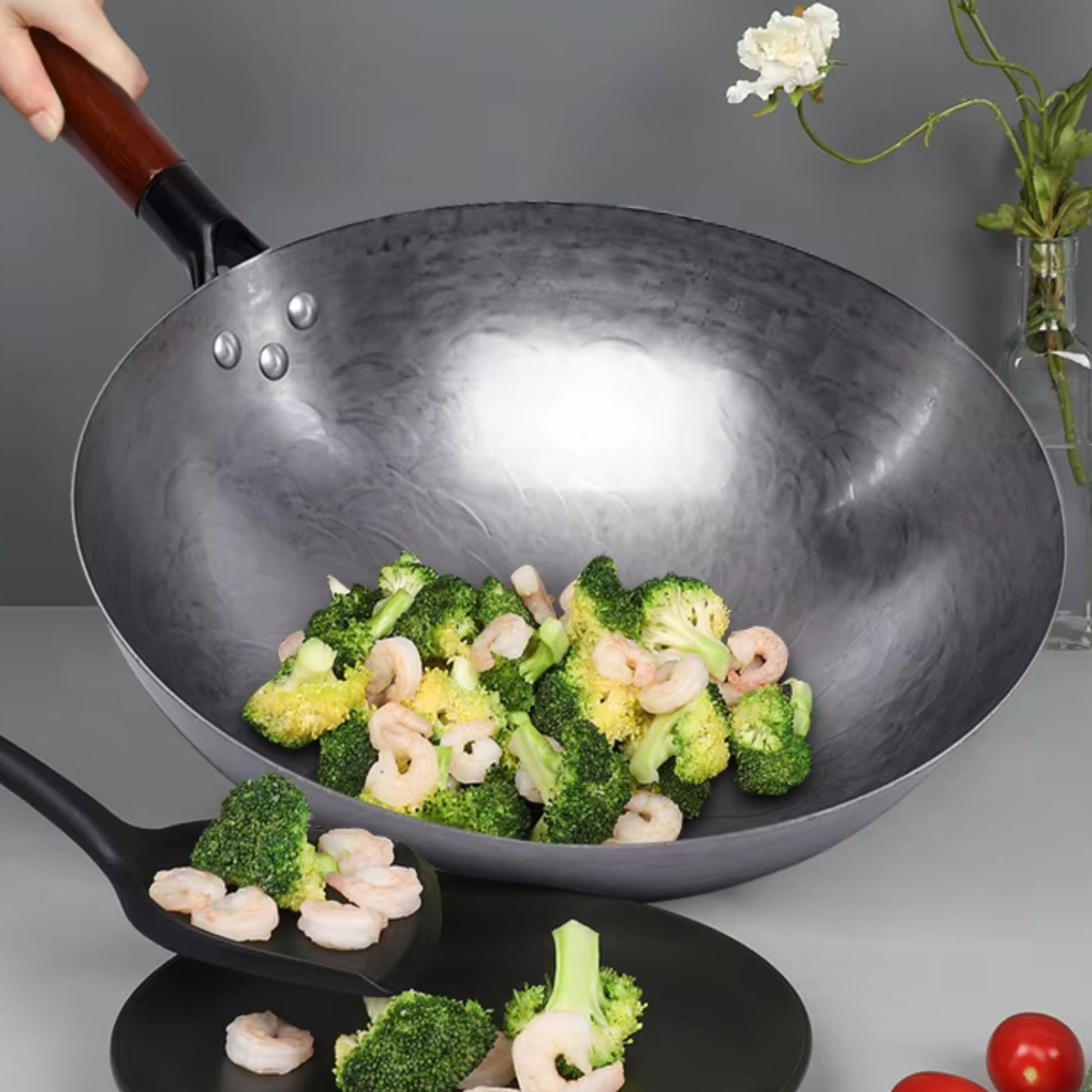 poele wok forgee main cuisine saine
